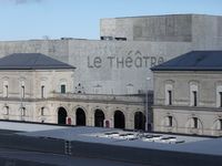 Vom Dach aus sieht man das Theater ...