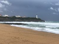 Vom Strand Les Sables d&#039;Or sehen wir den Leuchtturm von Biarritz