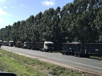 ... Kilometer-langer Kolonne von Lastwagen, welche Bergbau-Produkte zum Hafen in Richards Bay bringen