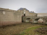 Port-Louis ist von den Mauern einer Zitadelle umgeben