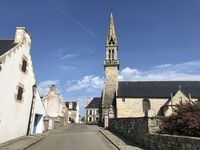 Fahrt durch ein typisches bretonisches Dorf mit ebenfalls typischer Kirche