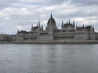 Bei der Ankunft in Buda(pest) &uuml;berw&auml;ltigt der Blick auf Donau und Parlamentsgeb&auml;ude