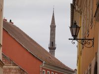 ... ein noch von den Osmanen stammendes Minarett ...