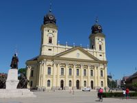 Die grosse reformierte Kirche von Debrecen ist am Morgen offen