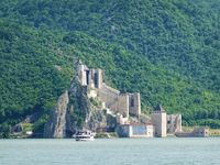 Die Festung Tvrdava Gulubac am serbischen Ufer
